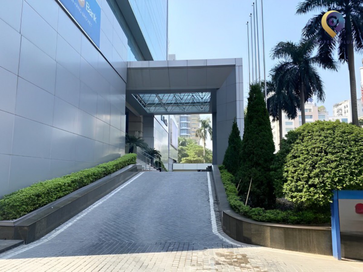 Khu vực sảnh lễ tân hiện đại với hệ thống kiểm soát ra vào tại CMC Tower